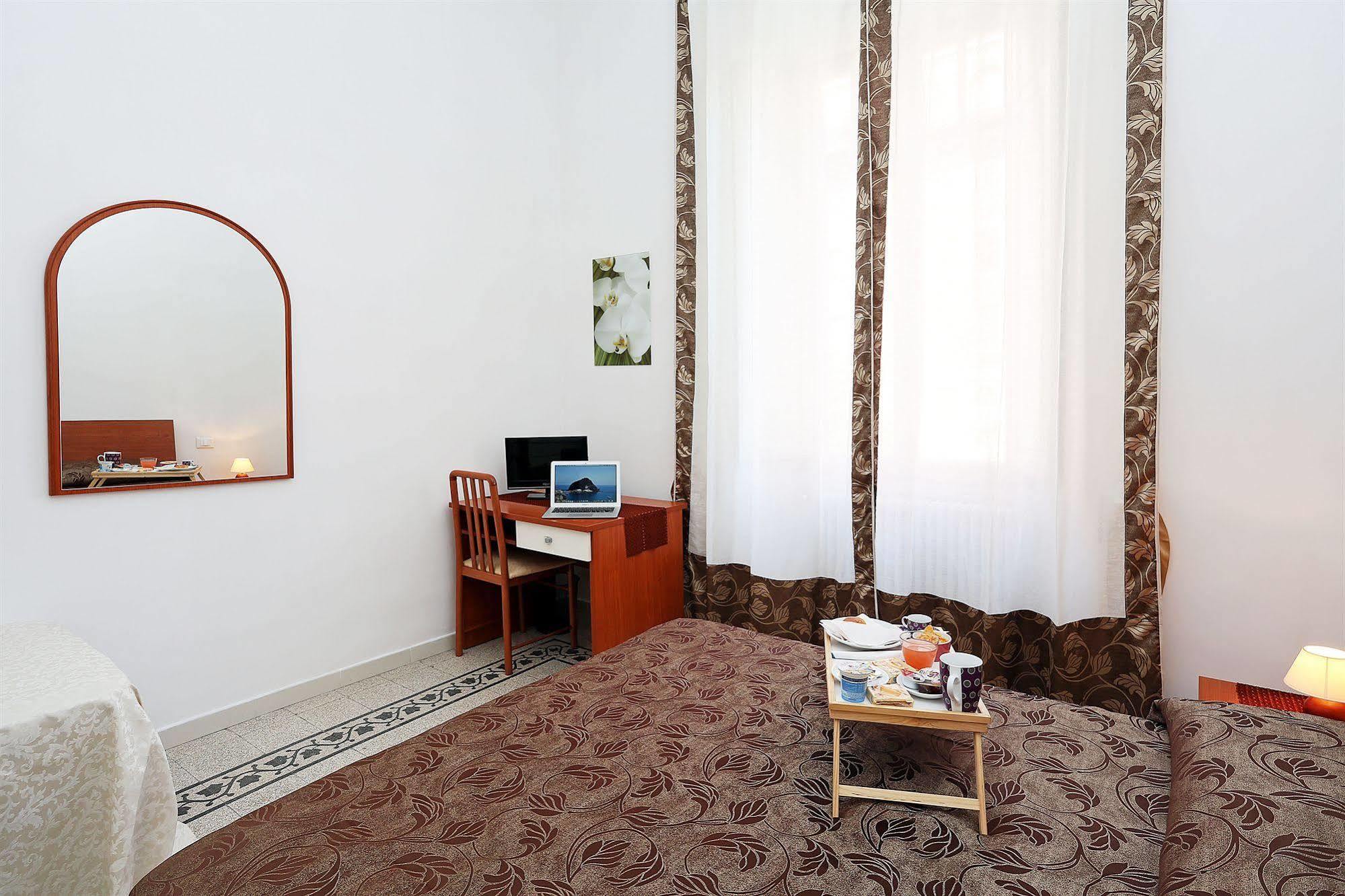 Bells Of Rome Hotel ภายนอก รูปภาพ